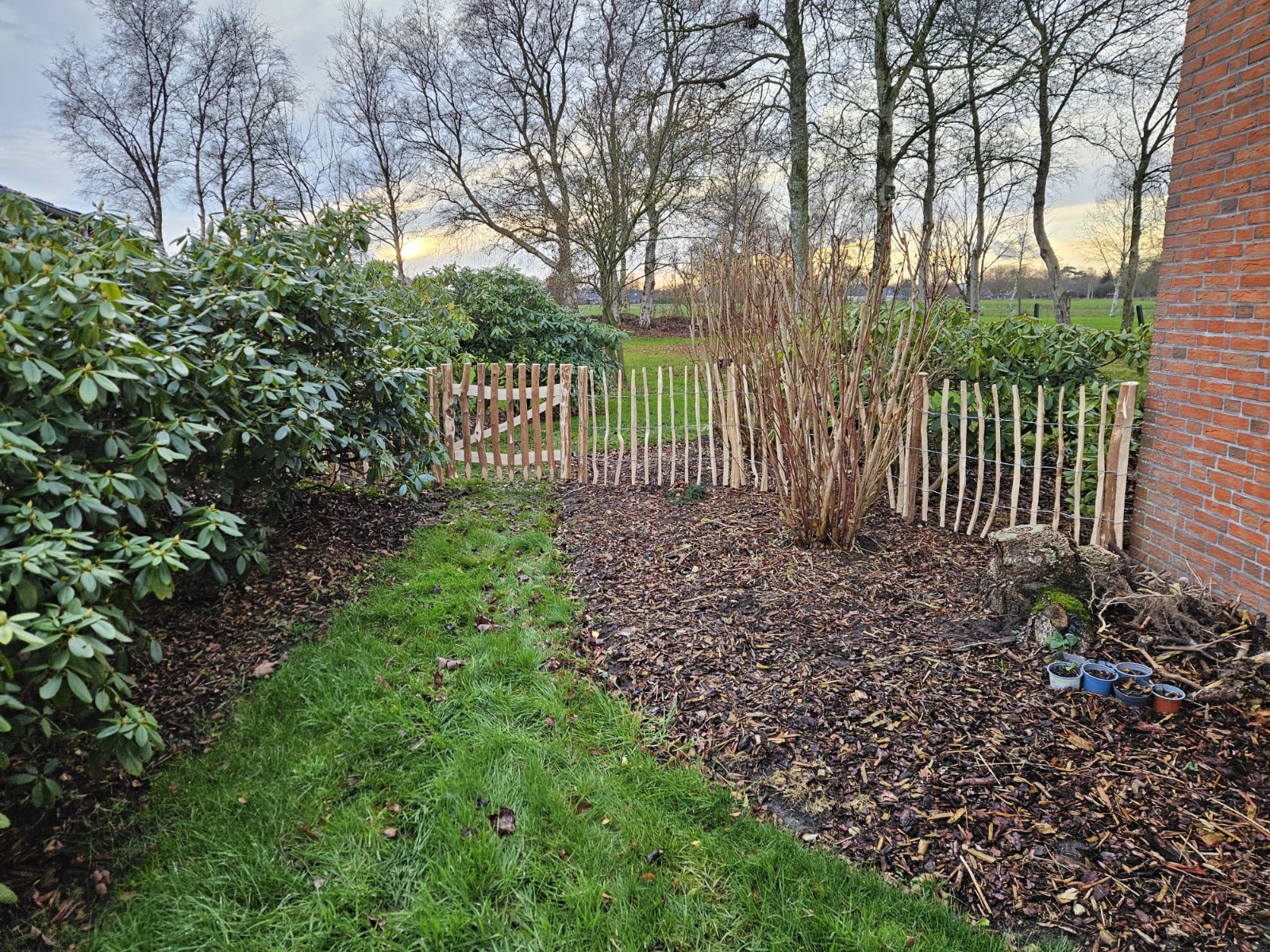 Gartenzaun mit Beet